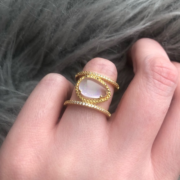 Jewelry - Gold moonstone ring